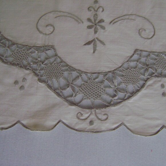 Vintage Scallop edgedTable Runner and Eight Placemats, Off white with Embroidery - Picture 5 of 7